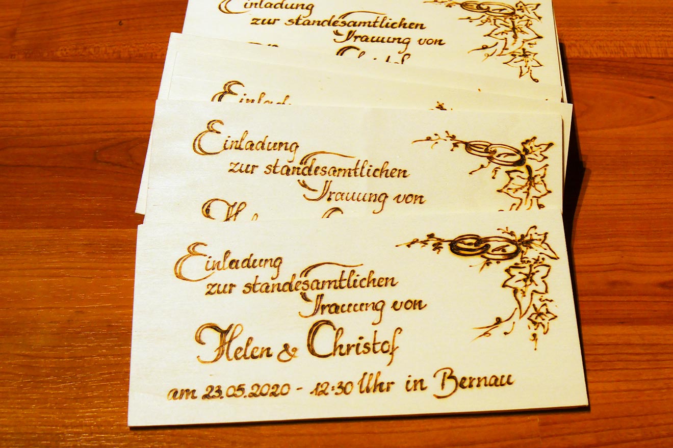 Einladungskarten aus Pappelholz mit Brennkolben beschriftet